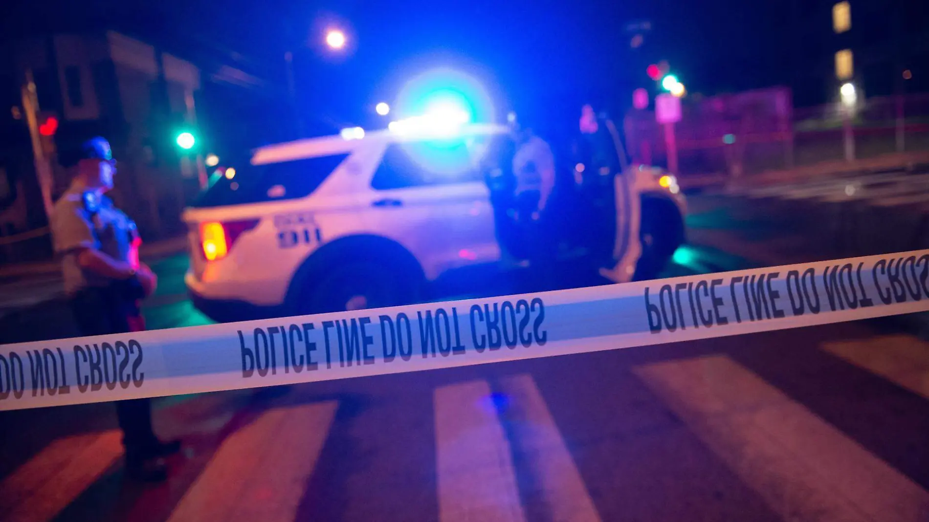 Philadelphia (United States), 04:07:2023.- Police officials work at the scene of a mass shooting in the Kingsessing EFE